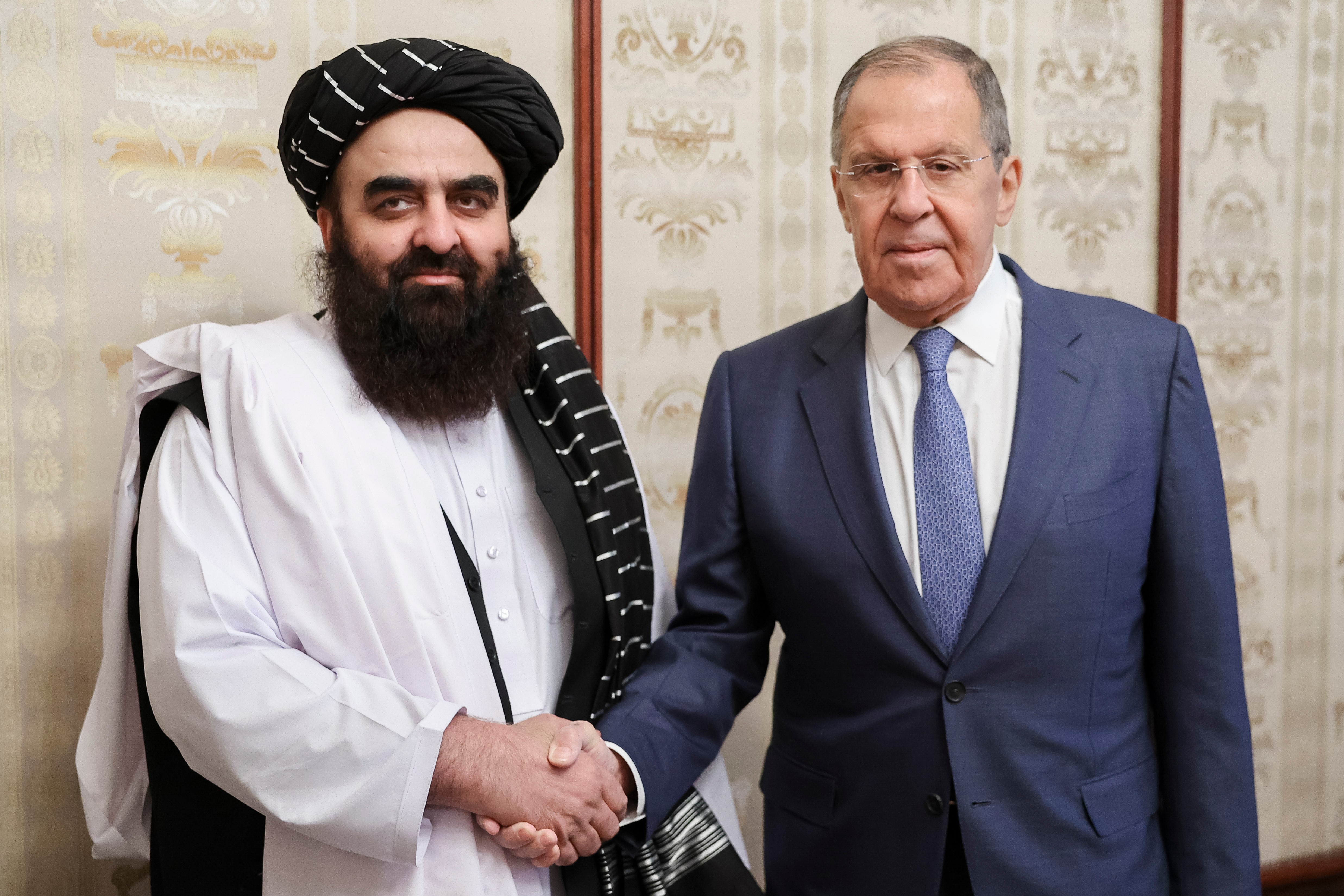 Šéf ruskej diplomacie Sergej Lavrov a minister zahraničia vlády Talibanu Amír Chán Muttakí